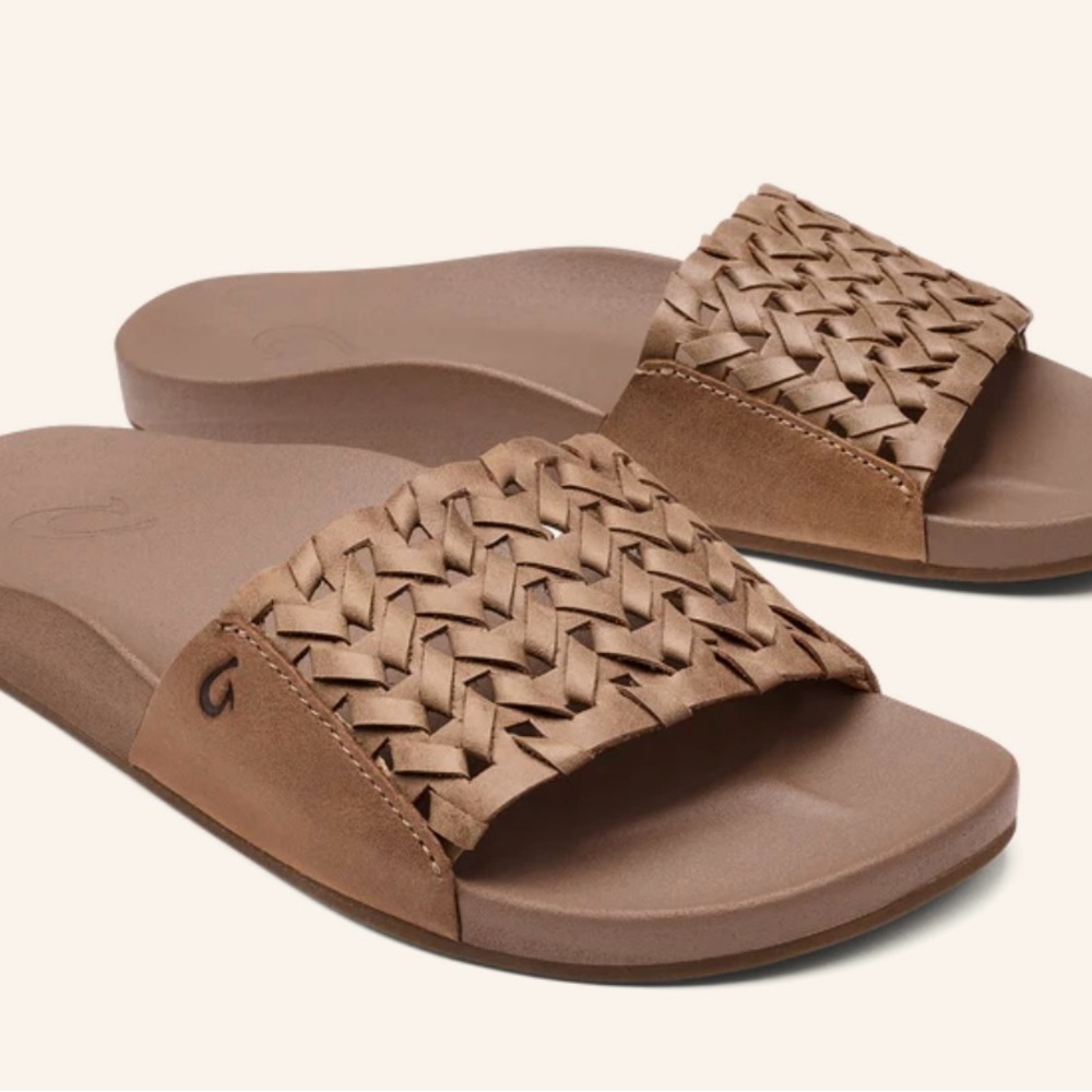 OluKai Kāmola Sandals size 6